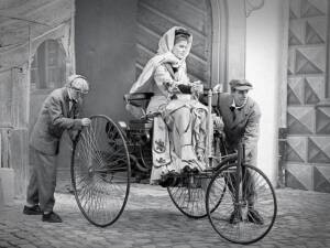 La historia de Bertha Benz, la primera mujer en el mundo en conducir un auto