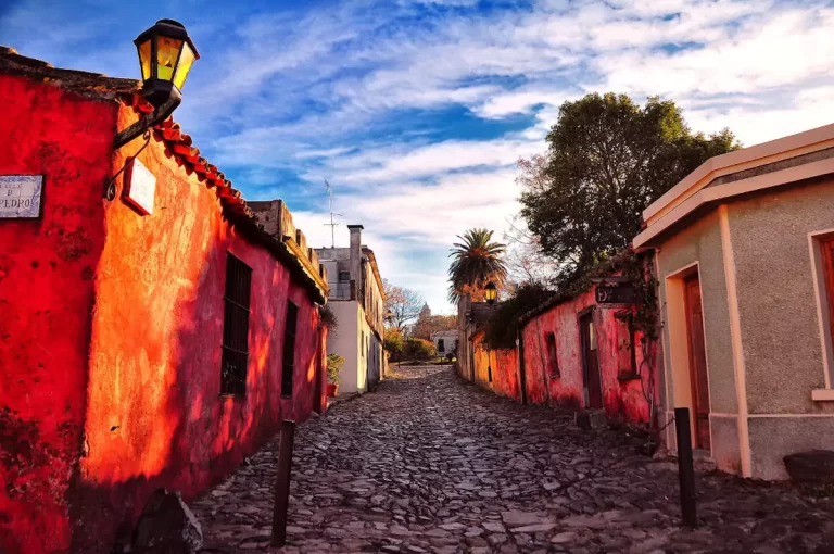 Por qué Colonia del Sacramento sigue siendo uno de los destinos más románticos de Sudamérica
