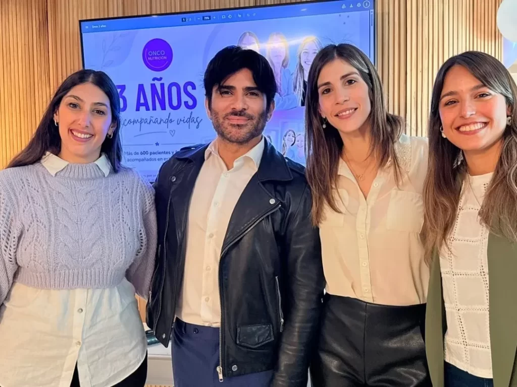 Lic. M. Cecilia Cricelli, creadora de ONCO NUTRICIÓN; la Lic. Laura Olivera y la Lic. María Belén Berardi junto  Rob Martínez, Editor en Jefe de Ridyn.com