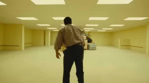 Backrooms: cuando el laberinto más fascinante de internet se vuelve una película desconcertante